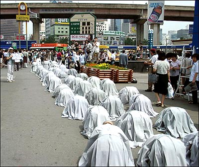 서울역을 출발한 스님들이 조계사를 향해 '3보1배'를 하며 기도행진을 하고 있는 뒷모습. 